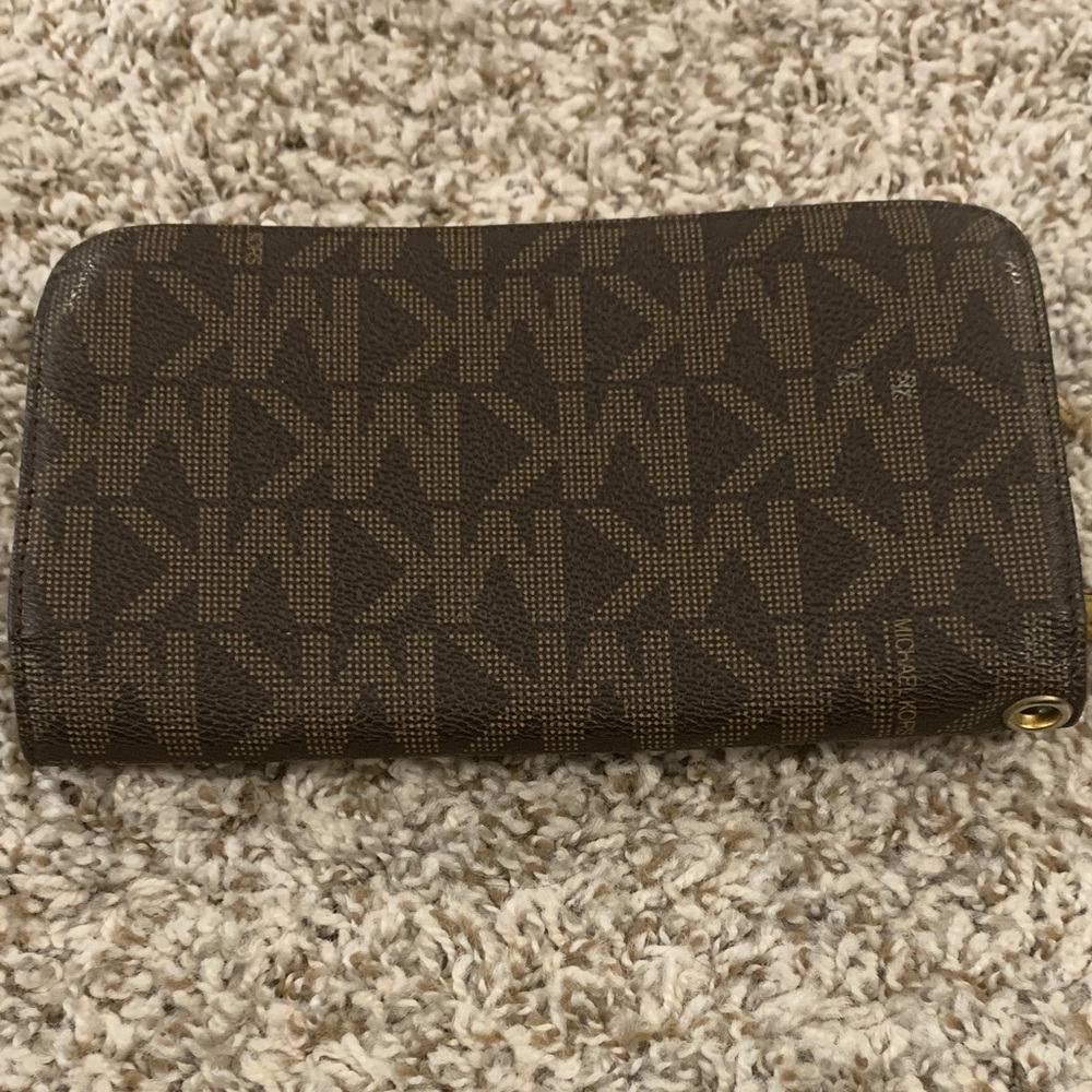SALE❤️❤️❤️Michael Kors Brown Monogram Zip Wallet with Gold Logo - Picture 2 of 6